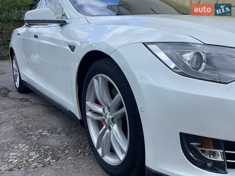 Лифтбек Tesla Model S 2015 в Виннице