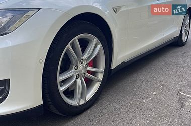Лифтбек Tesla Model S 2015 в Виннице
