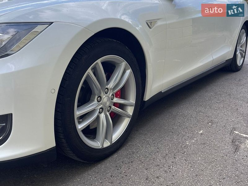Лифтбек Tesla Model S 2015 в Виннице