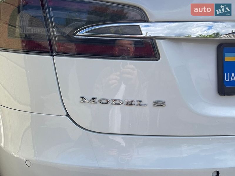 Лифтбек Tesla Model S 2015 в Виннице