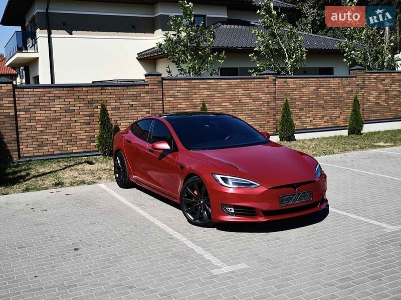 Лифтбек Tesla Model S 2017 в Львове