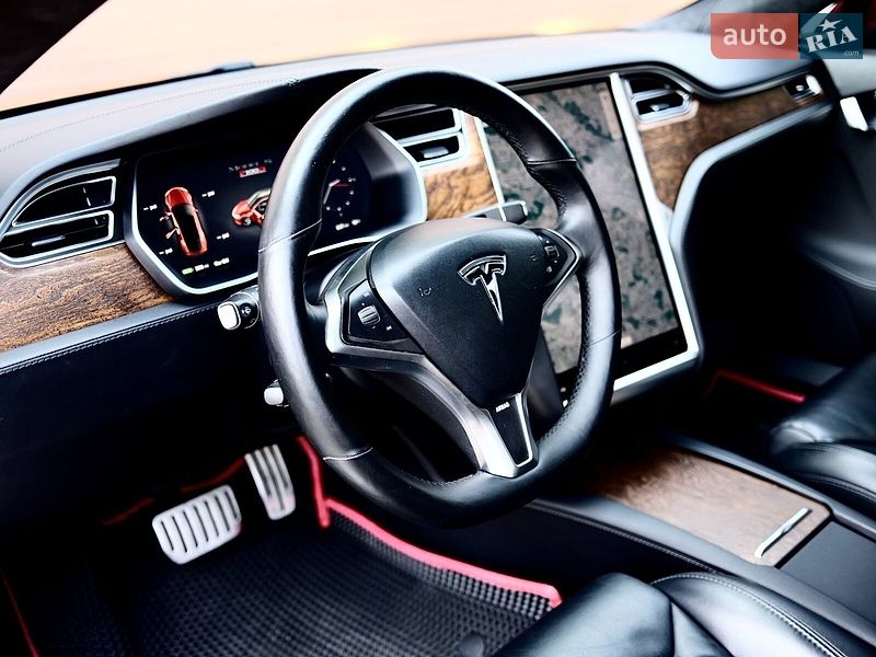 Лифтбек Tesla Model S 2017 в Львове
