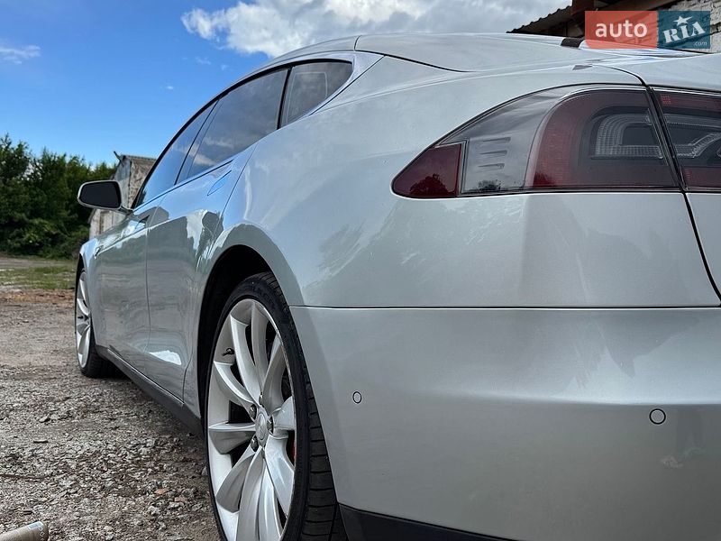 Ліфтбек Tesla Model S 2015 в Києві