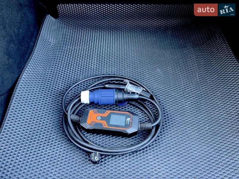 Лифтбек Tesla Model S 2015 в Киеве