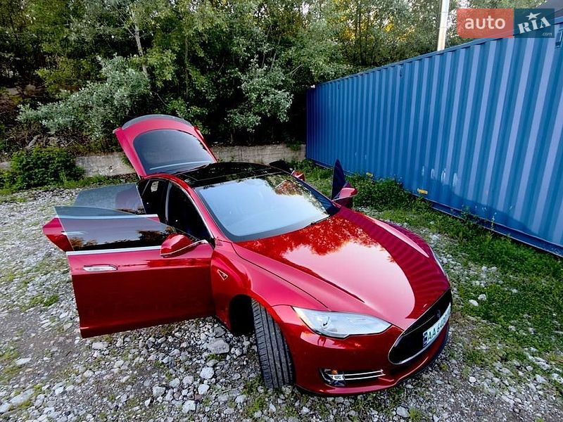 Лифтбек Tesla Model S 2015 в Киеве