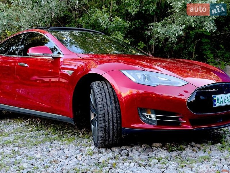 Лифтбек Tesla Model S 2015 в Киеве