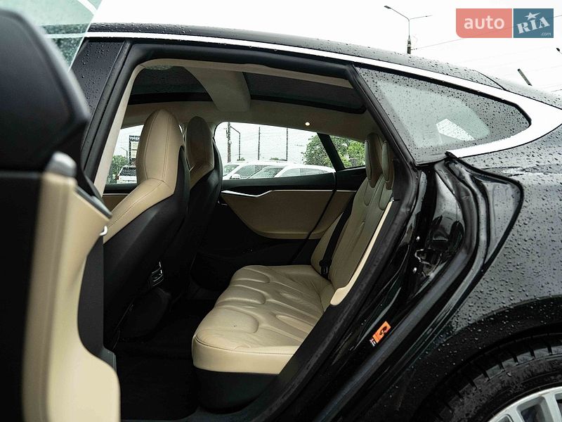 Лифтбек Tesla Model S 2015 в Черновцах