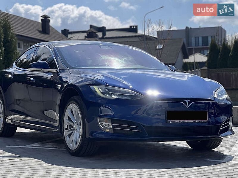 Лифтбек Tesla Model S 2018 в Киеве