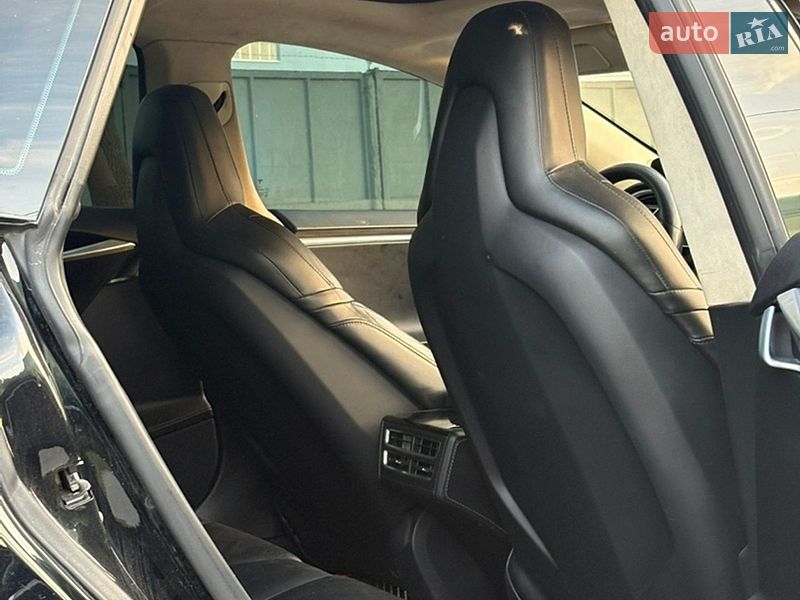 Лифтбек Tesla Model S 2015 в Львове