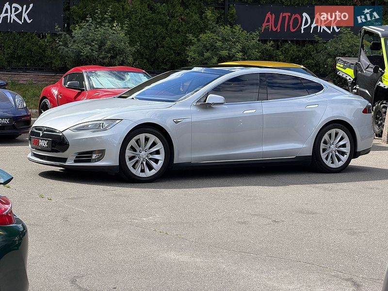 Лифтбек Tesla Model S 2015 в Киеве