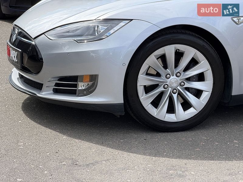 Лифтбек Tesla Model S 2015 в Киеве