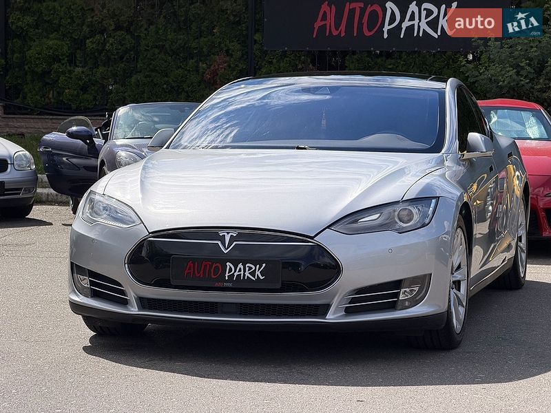 Лифтбек Tesla Model S 2015 в Киеве