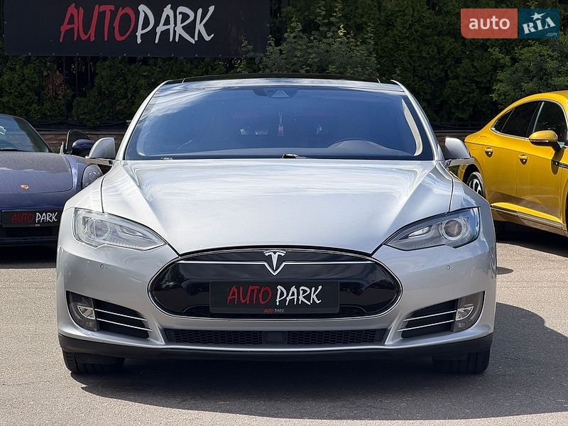 Лифтбек Tesla Model S 2015 в Киеве