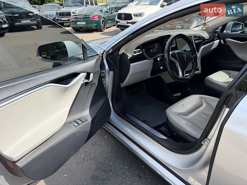 Лифтбек Tesla Model S 2015 в Киеве