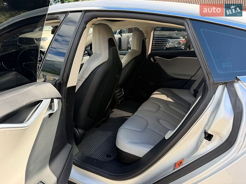 Лифтбек Tesla Model S 2015 в Киеве