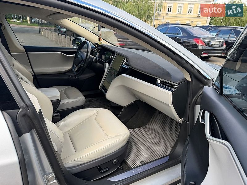 Лифтбек Tesla Model S 2015 в Киеве