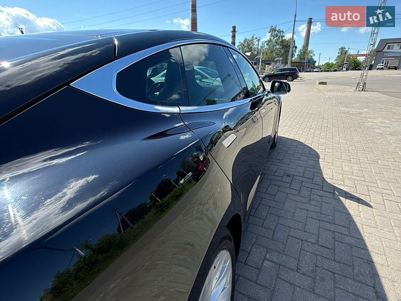 Ліфтбек Tesla Model S 2016 в Чернівцях