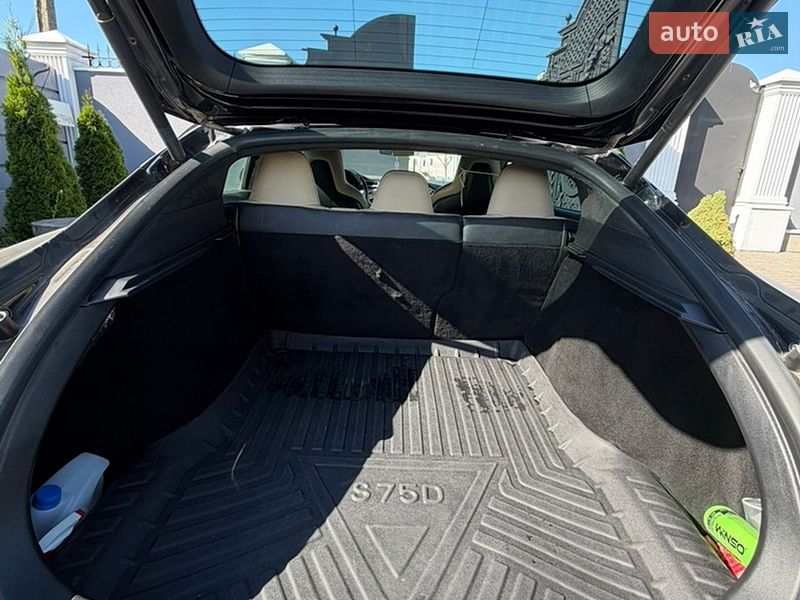 Ліфтбек Tesla Model S 2016 в Чернівцях