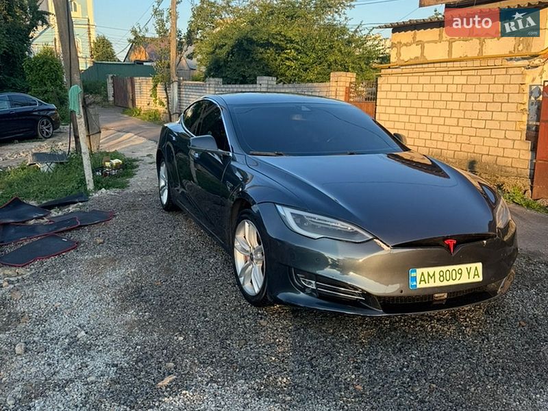 2015 Tesla Model S, VIN 5YJSA1H42FF083203:plate — фото 1 (autoria)