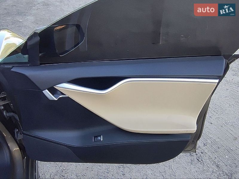 Ліфтбек Tesla Model S 2016 в Черкасах фото 16 Ліфтбек Tesla Model S 2016 в Черкасах