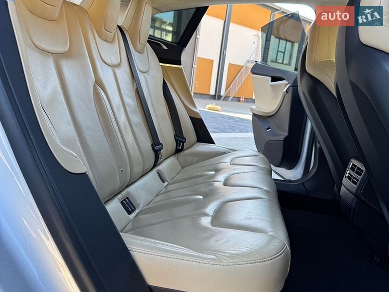 Ліфтбек Tesla Model S 2016 в Коломиї