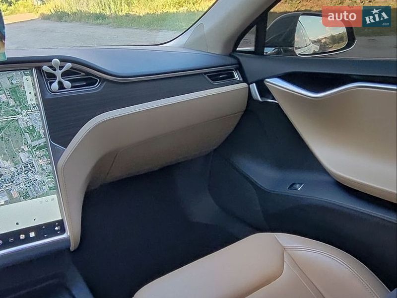 Ліфтбек Tesla Model S 2016 в Черкасах фото 26 Ліфтбек Tesla Model S 2016 в Черкасах