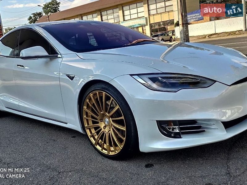 Лифтбек Tesla Model S 2019 в Днепре
