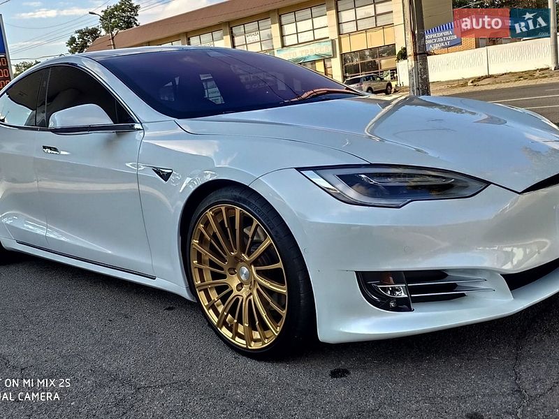 Лифтбек Tesla Model S 2019 в Днепре