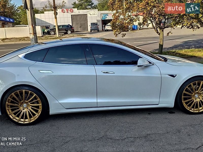 Лифтбек Tesla Model S 2019 в Днепре