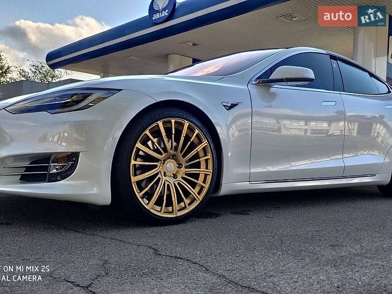 Лифтбек Tesla Model S 2019 в Днепре