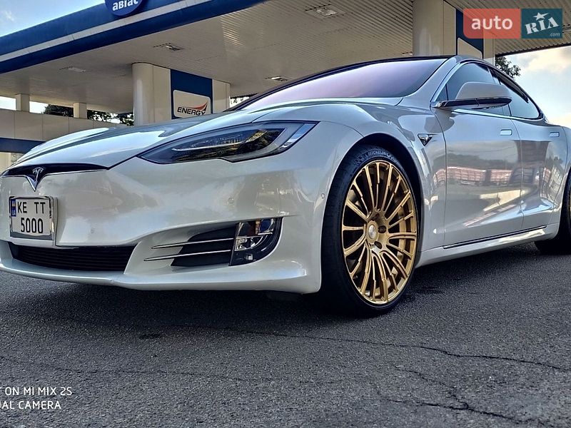 Лифтбек Tesla Model S 2019 в Днепре