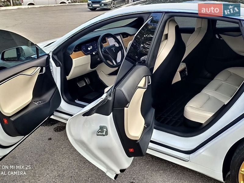 Лифтбек Tesla Model S 2019 в Днепре