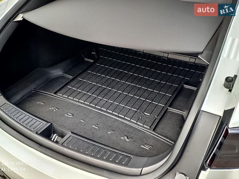 Лифтбек Tesla Model S 2019 в Днепре