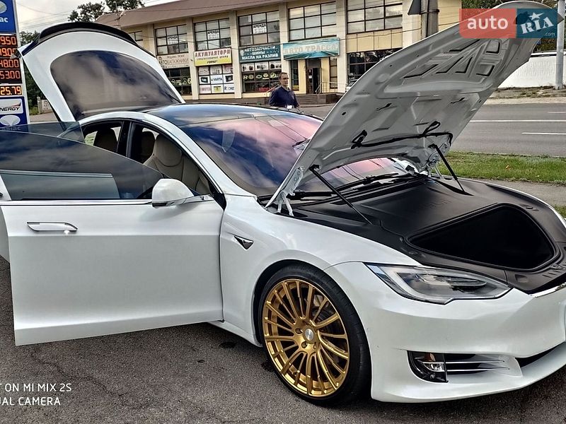 Лифтбек Tesla Model S 2019 в Днепре