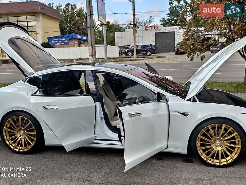 Лифтбек Tesla Model S 2019 в Днепре