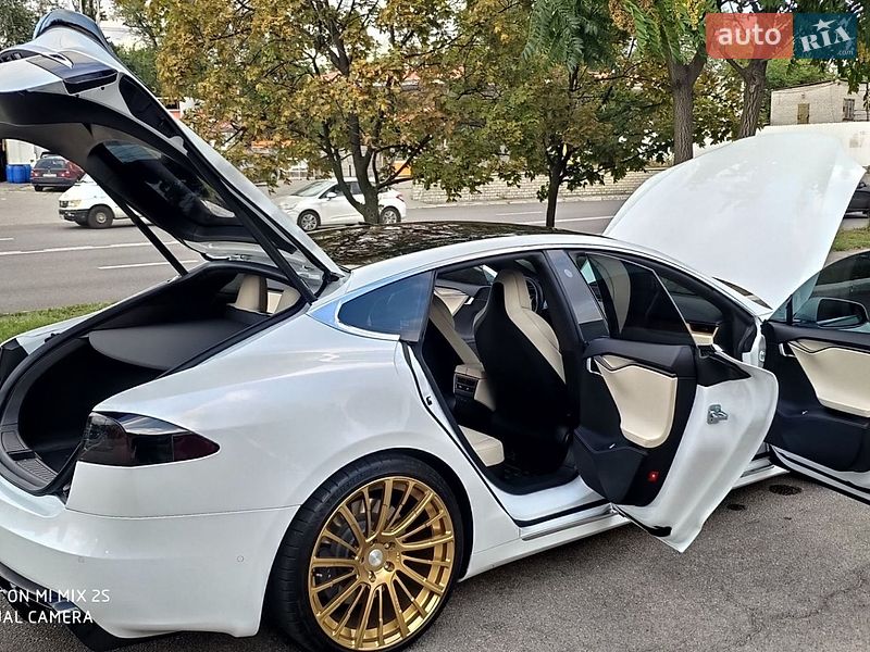 Лифтбек Tesla Model S 2019 в Днепре
