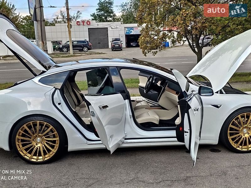 Лифтбек Tesla Model S 2019 в Днепре
