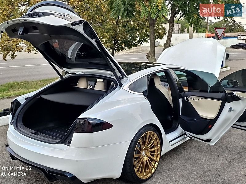 Лифтбек Tesla Model S 2019 в Днепре