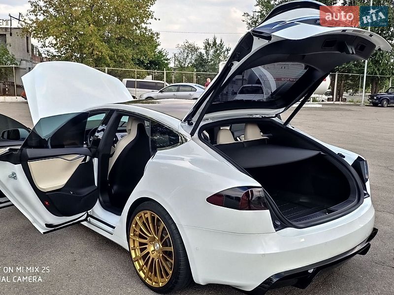 Лифтбек Tesla Model S 2019 в Днепре