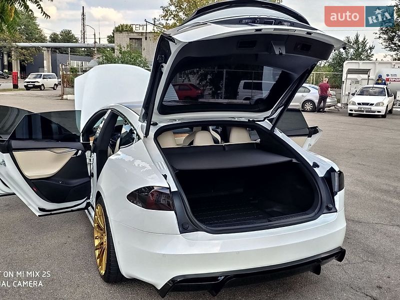 Лифтбек Tesla Model S 2019 в Днепре