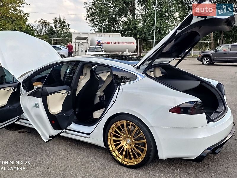 Лифтбек Tesla Model S 2019 в Днепре