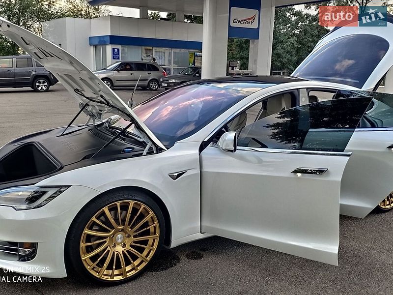 Лифтбек Tesla Model S 2019 в Днепре