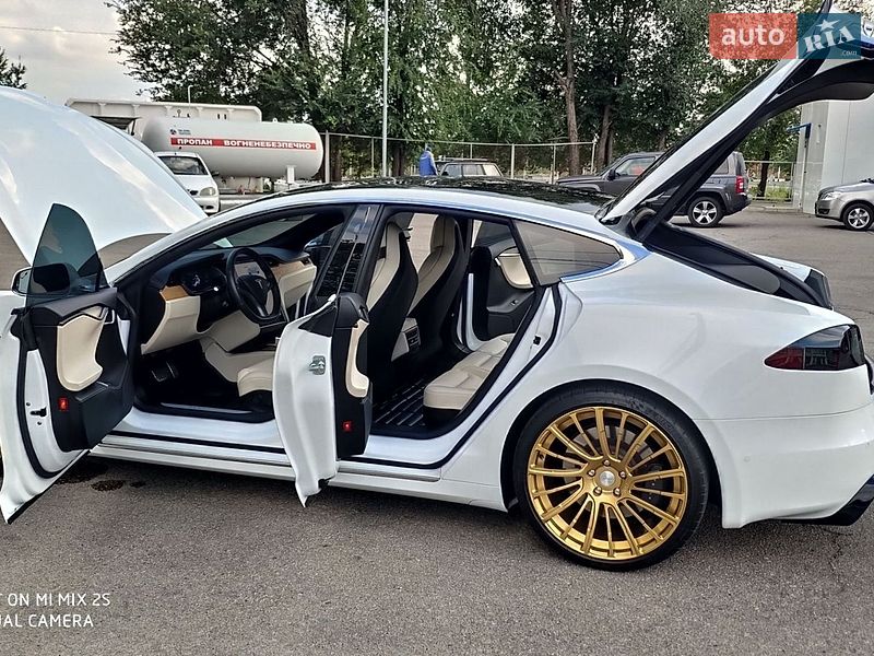 Лифтбек Tesla Model S 2019 в Днепре