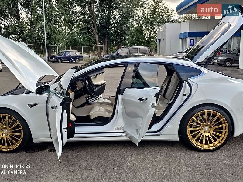 Лифтбек Tesla Model S 2019 в Днепре