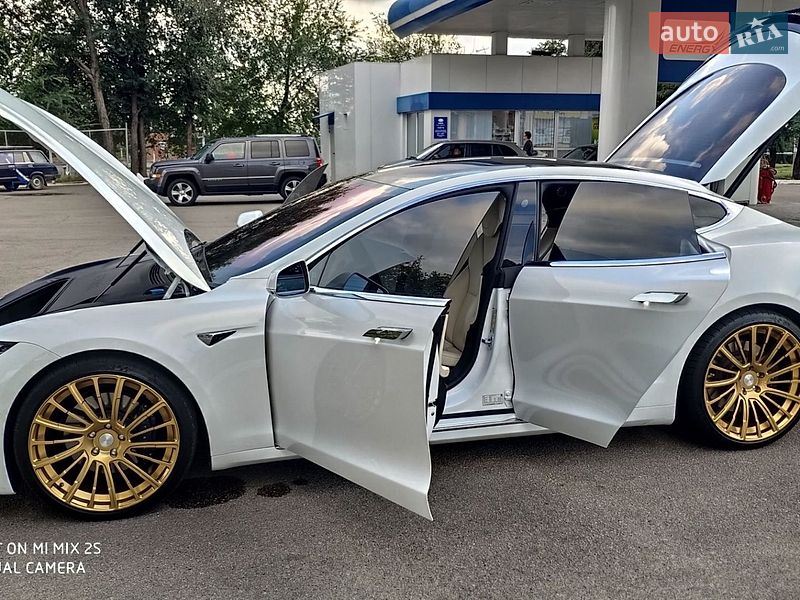 Лифтбек Tesla Model S 2019 в Днепре