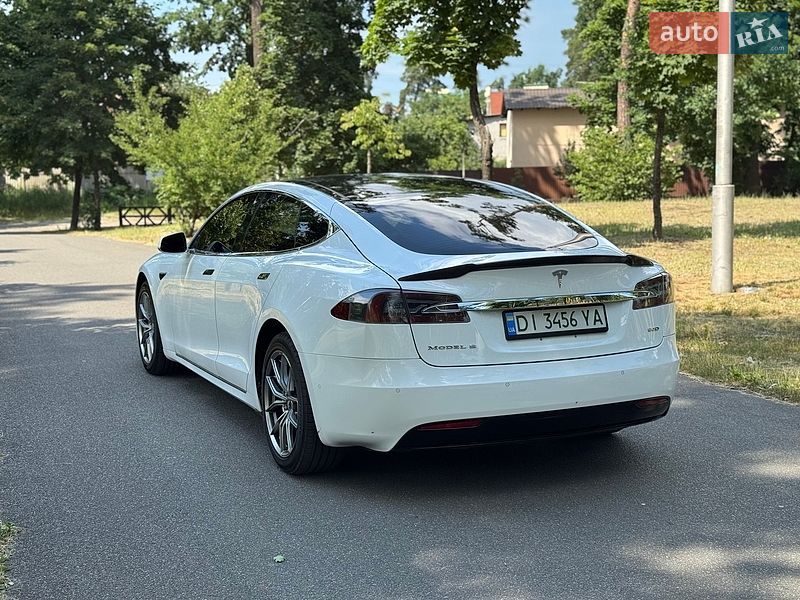 Лифтбек Tesla Model S 2016 в Буче