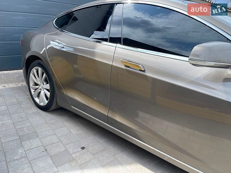 Лифтбек Tesla Model S 2016 в Полтаве