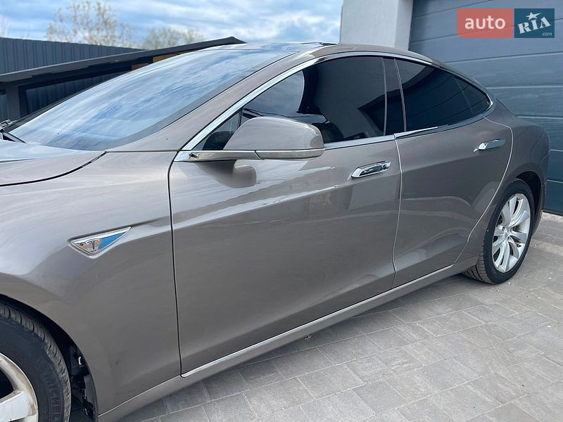 Лифтбек Tesla Model S 2016 в Полтаве