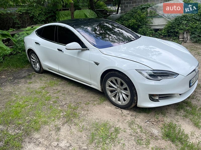 Ліфтбек Tesla Model S 2016 в Києві
