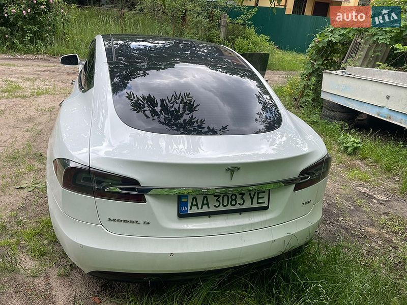 Ліфтбек Tesla Model S 2016 в Києві